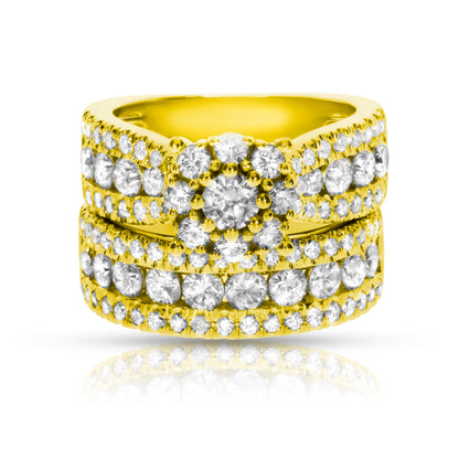 Embark on an enchanting journey of elegance with the 'Eclipse of Grace' gold halo ring, adorned with a sparkling round-cut diamond, this piece is delicate and mysterious, perfect for anniversaries or a token of eternal love.