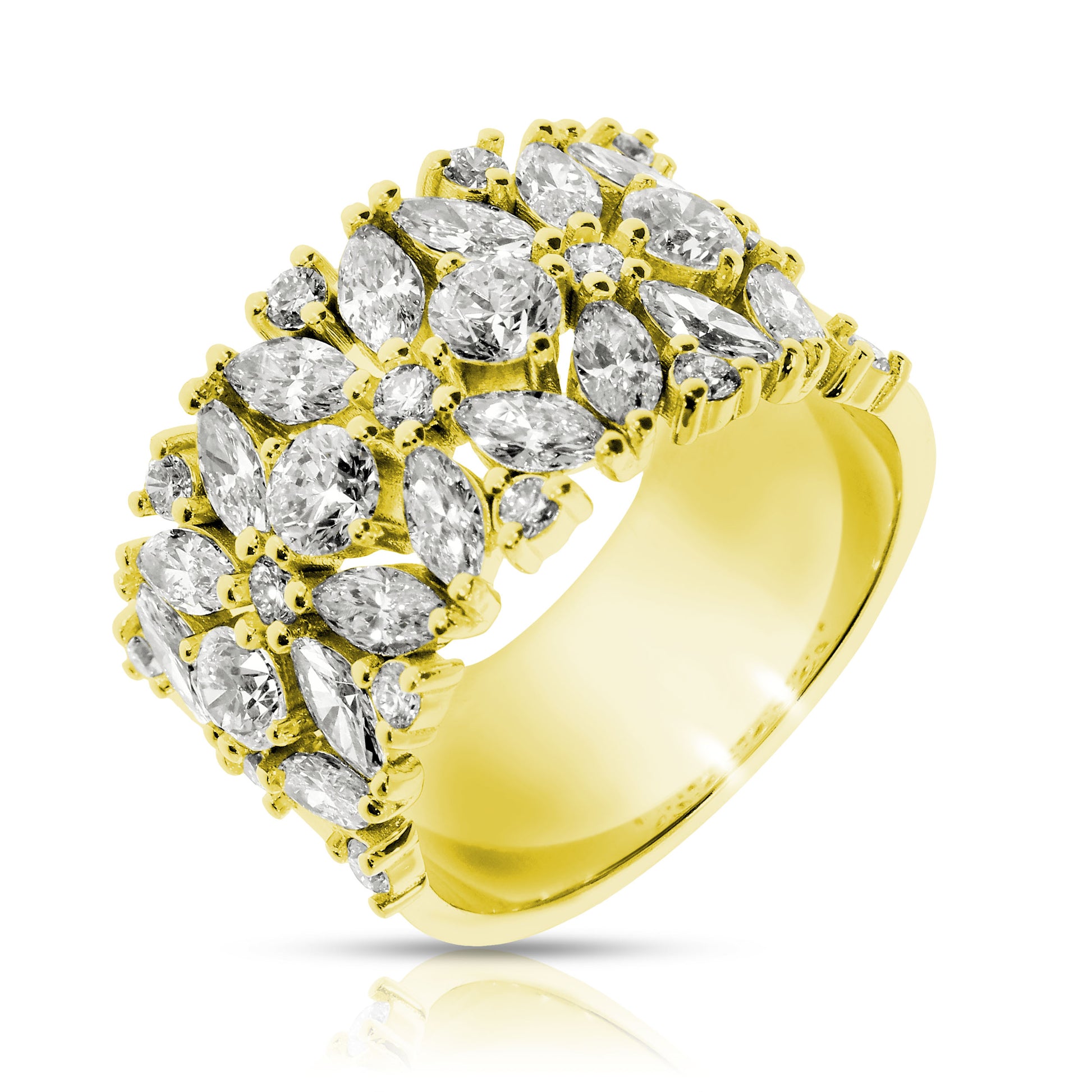 Capture the beauty of a starry night with the Celestial Cascade Gold ring, adorned with marquise-cut diamonds. Ideal for celebrating milestones or symbolizing an endless love story.